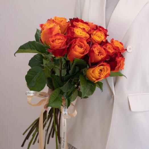 Ramo de rosas naranjas de 15 piezas debajo de la cinta