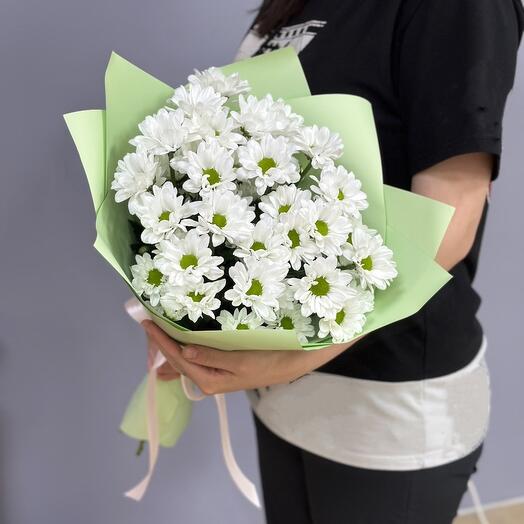 Букет из ромашковых кустовых хризантем