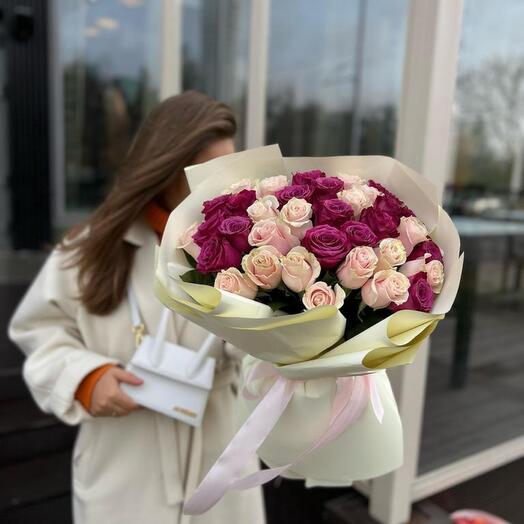 Букет из 35 ярких роз в фирменной упаковке