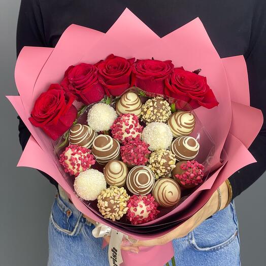 Букет из клубники в шоколаде 19 шт и роз Red