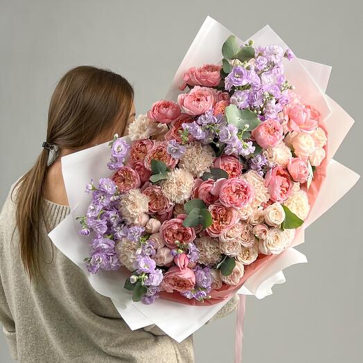 Delicado ramo de rosas en forma de peonía y mattiola. Ramo 96