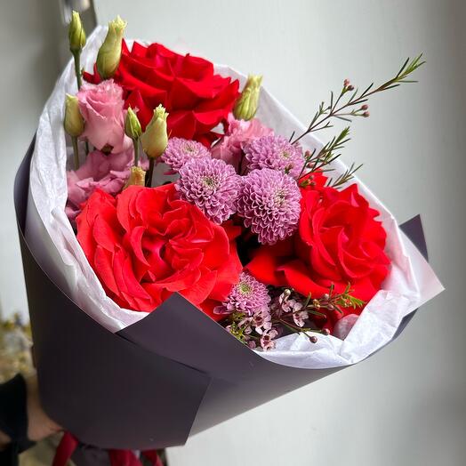 Букет с французским розами, хризантемами и эустомой