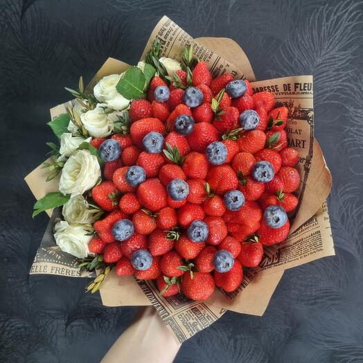 Букет из клубники с белыми розами