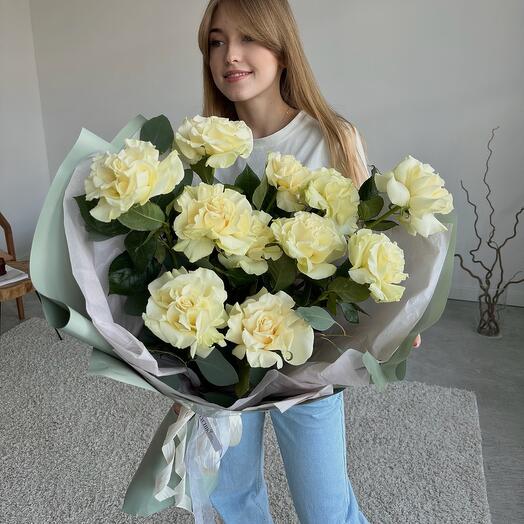 Букет из белых ажурных роз