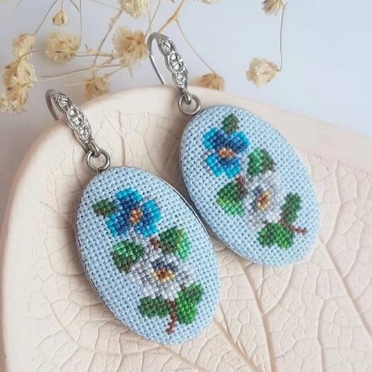 Серьги с микровышивкой цветы