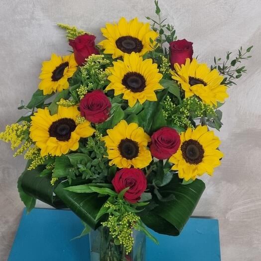 Rose rosse e girasoli