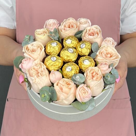 Композиция в коробке. Кремовые Розы и конфеты Ferrero Rocher (M)