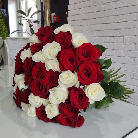 Красные и белые розы 51 шт, 70 см