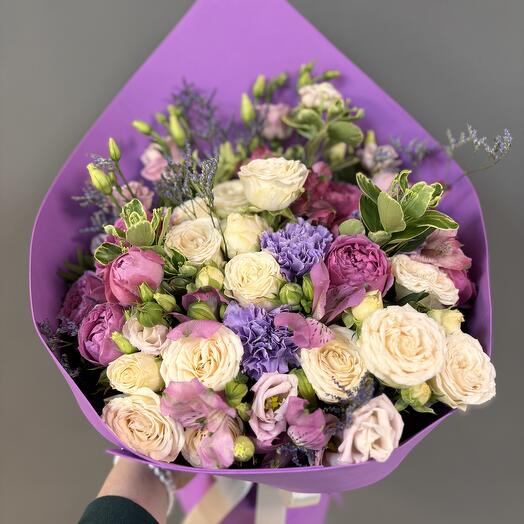 Ramo de rosas arbustivas, rosas de Peonía, eustoma,alstroemeria
