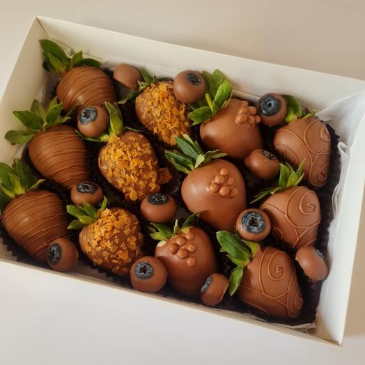 Chocolate-covered strawberries 12 pieces with blueberries
