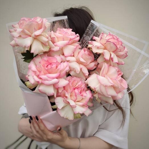 Monobucket of 7 French roses
