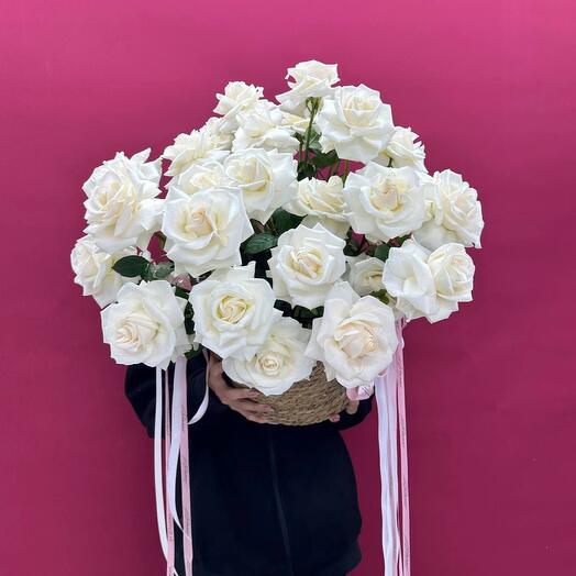 Кашпо с белыми розами