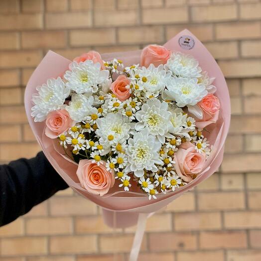 Букет из хризантем и ромашки