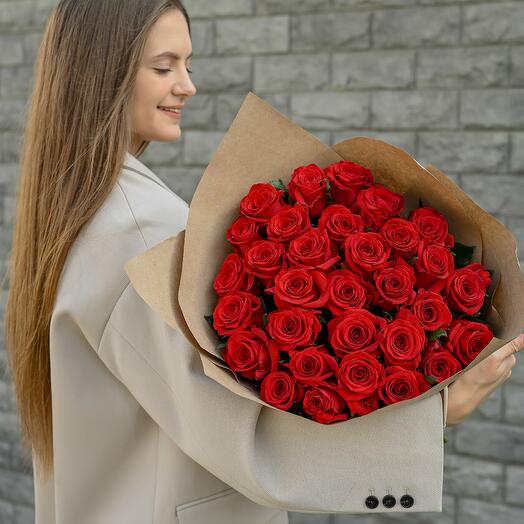 31 красная роза в крафте