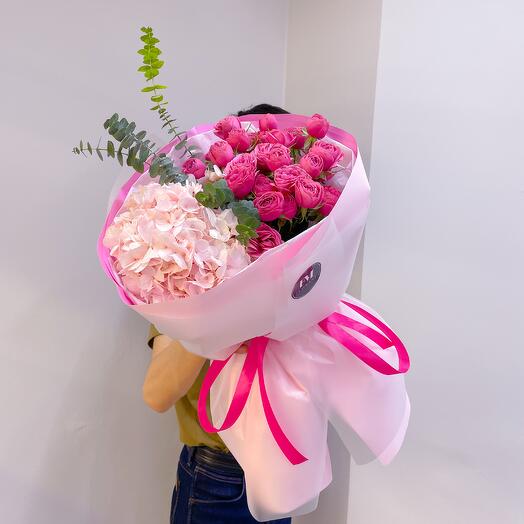 Кустовые розы с гортензией