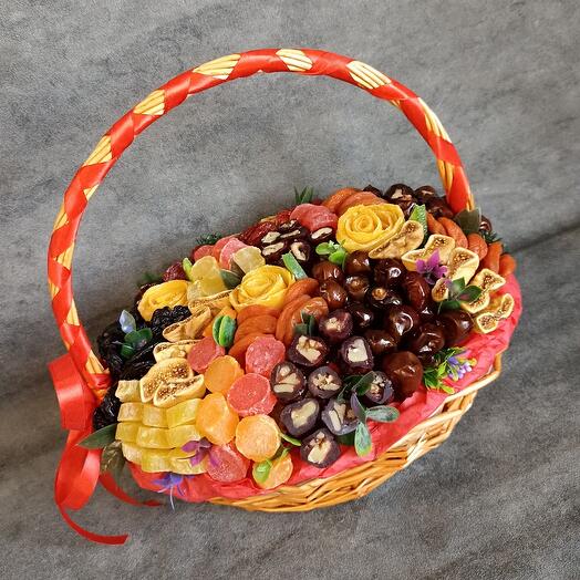 Праздничная корзина с сухофруктами
