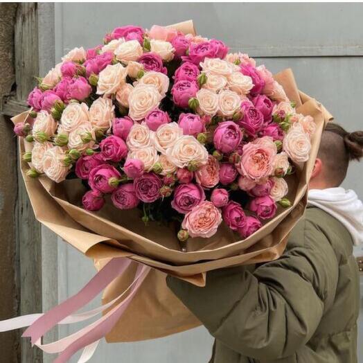 Delicado buquê de rosas em formato de peônia em tons de rosa