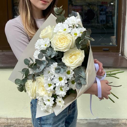 Ramo de rosas blancas, crisantemos arbustivos y eucalipto fragante
