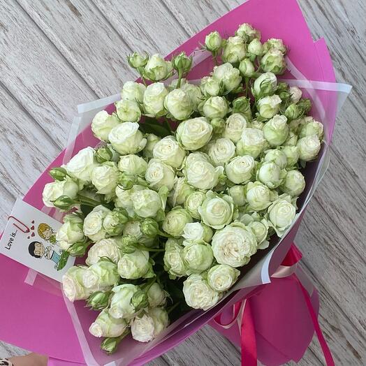 Букет из белых кустовых роз в розовом