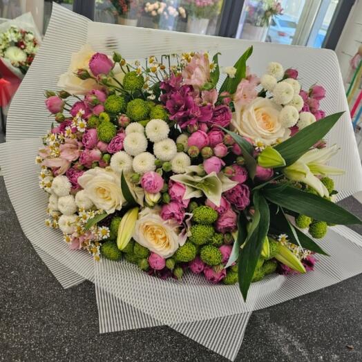 Авторский букет пионовидная роза,лилия,альстромерия,хризантема кустовая,танацетум