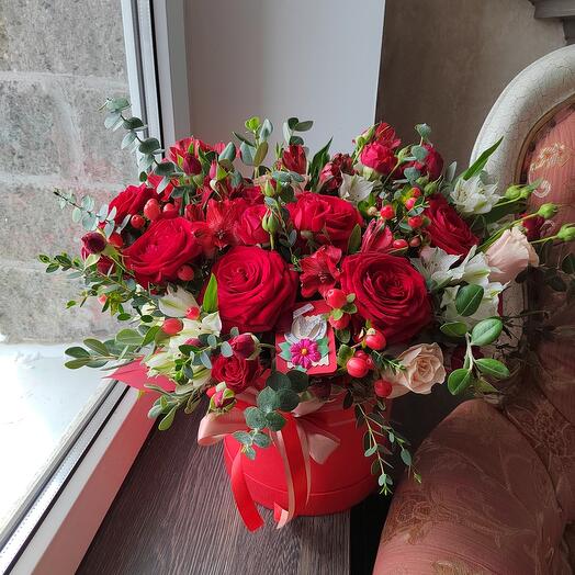 Коробка "Мулен Руж" с  красными розами и альстромерией, размер L,  n 120