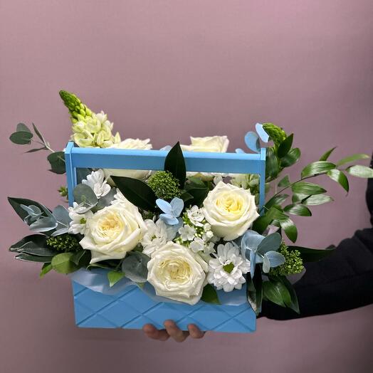 Композиция в голубом ящике