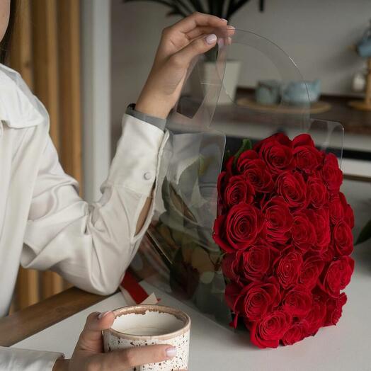 25 rosas em uma sacola