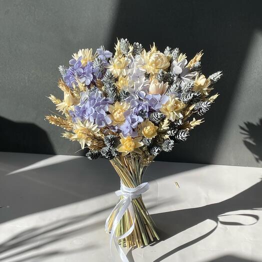 Букет из сухоцветов с небесно голубыми оттенками