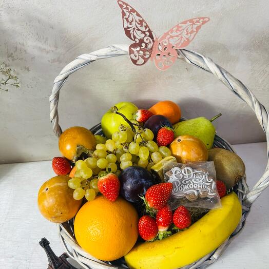 Корзина с фруктами и бабочкой