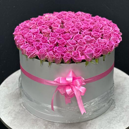 Розовые розы в коробке