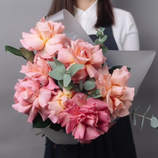 Французские розы с эвкалиптом в упаковке