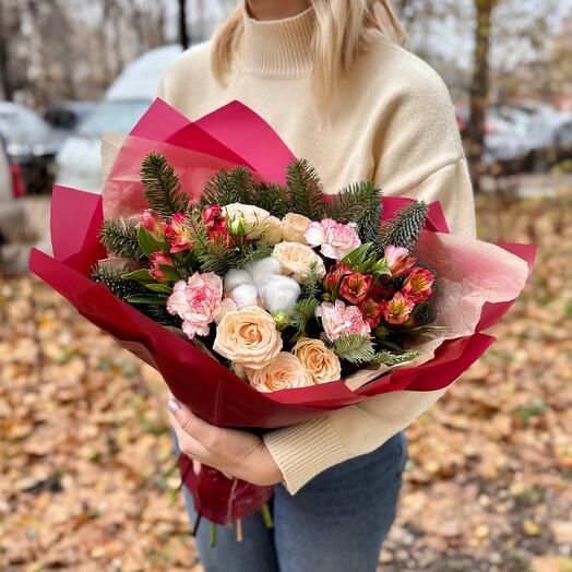 Яркий праздничный букет с розами и диантусами в новогоднем оформление