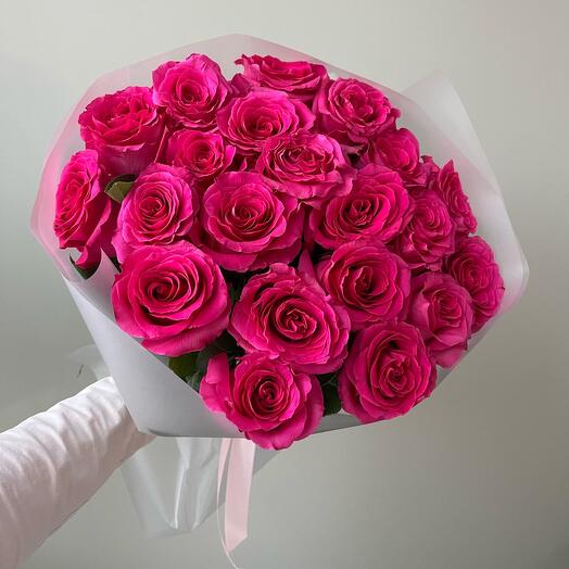 25 розовых роз