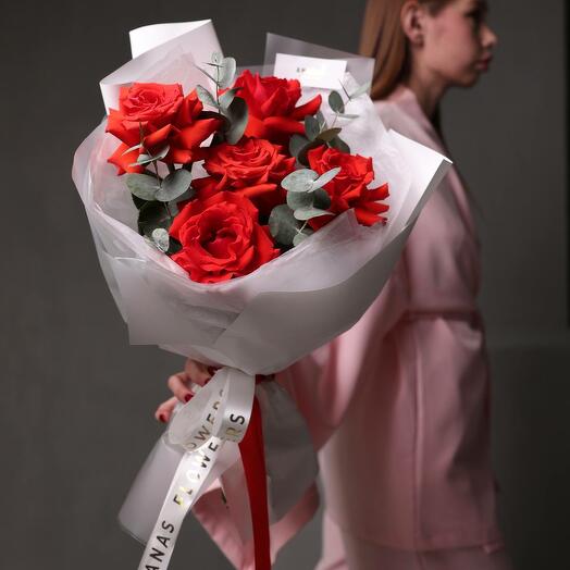 Монобукет из алых эквадорских роз и эвкалипта