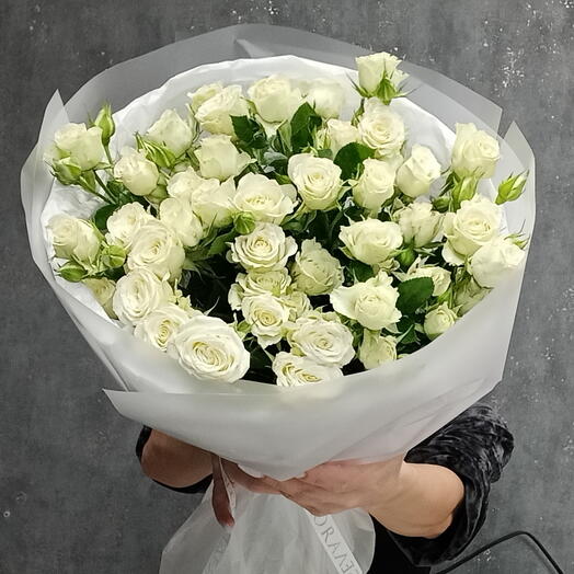 Букет з білих кущових троянд