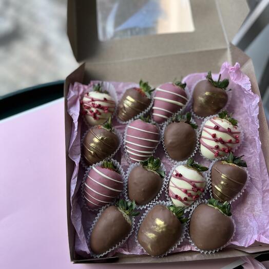 Клубника в молочном и ягодном шоколаде 15 шт