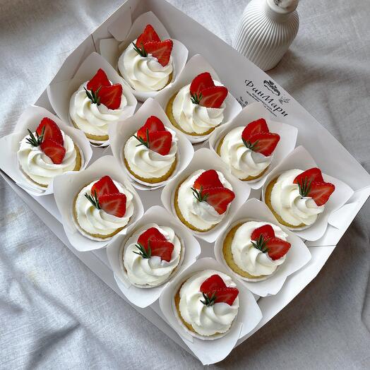 Большая коробка капкейков с клубникой