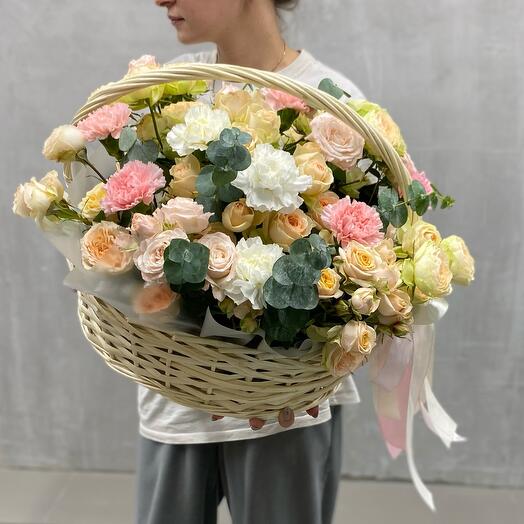 Цветы в корзине