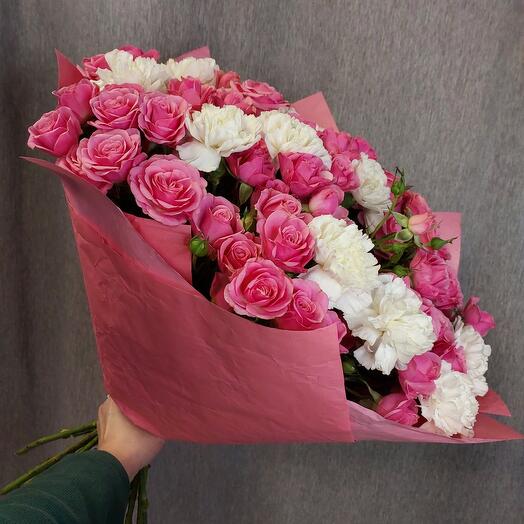 Букет  из кустовых роз и диантусов