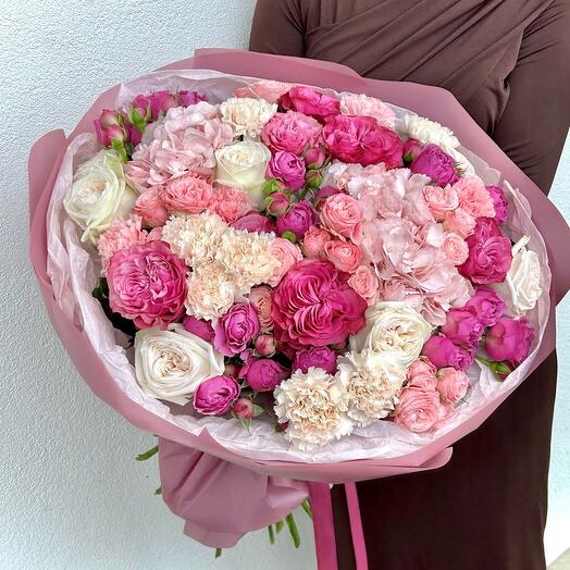 Роскошный букет «Ягодный тарт🍒» с пионовидными розами и гортензиями