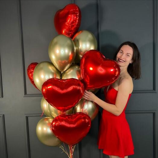 Композиция из золотых хромированных шаров с красными сердцами