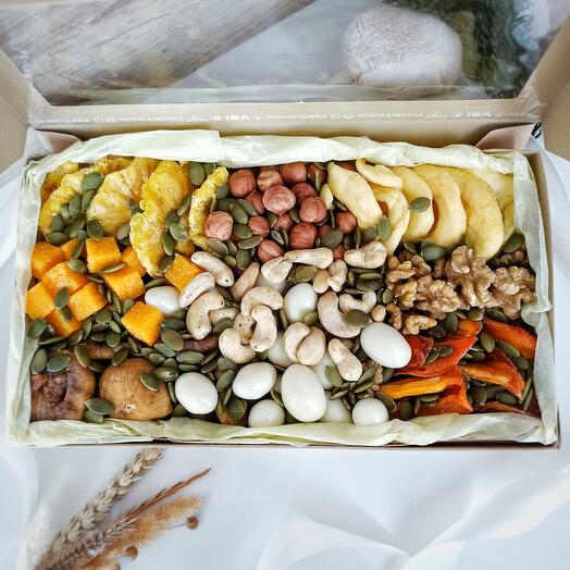 Яркий подарочный бокс с ананасом и миндалeм в белом шоколаде (S)