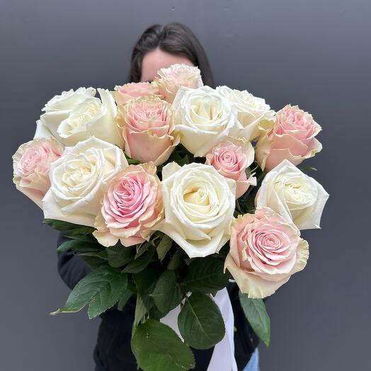 Нежный микс из 15 роз