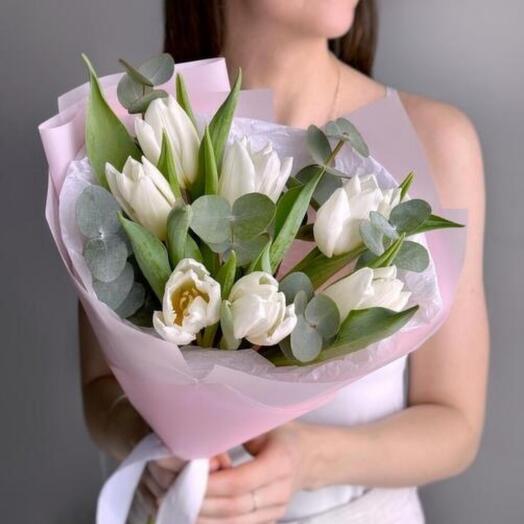 A fehér tulipán és az eukaliptusz finom csokor.