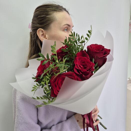 Букет с красными розами