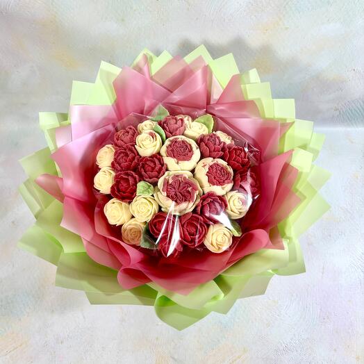 Яркий букет пионов и роз из премиального шоколада