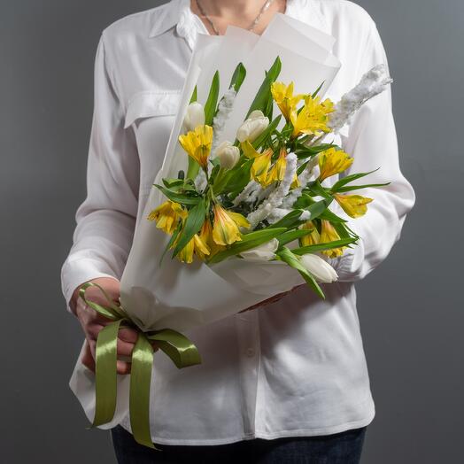 Букет из тюльпанов и альстромерий "Снежная изморозь"