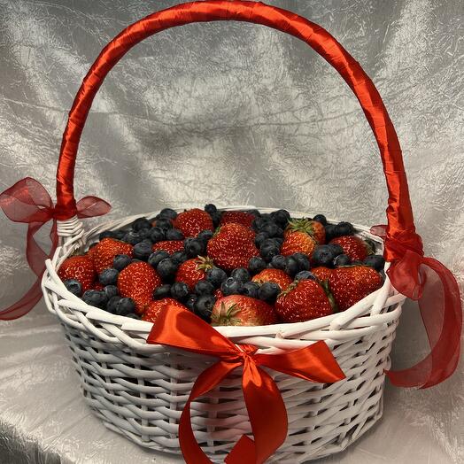 Cesta grande de fresas y arándanos