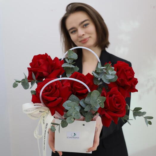 Красные розы с эвкалиптом в сумочке
