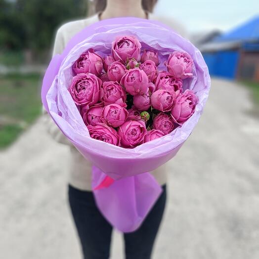 Букет из 7 кустовых пион роз